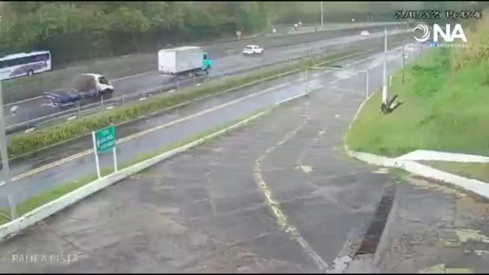 VIDEO IMPACTANTE: El momento exacto en que vuelca el micro de Flamengo que venía a jugar con Racing